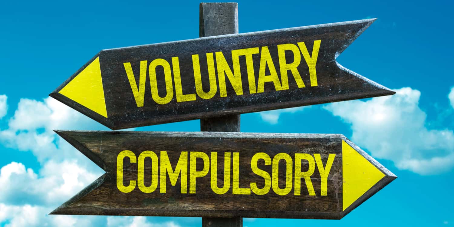 Old-fashioned signpost with two arrows pointing in opposite directions. One arrow reads 'voluntary'; the other reads 'compulsory', illustrating the choice between voluntary and compulsory strike off.