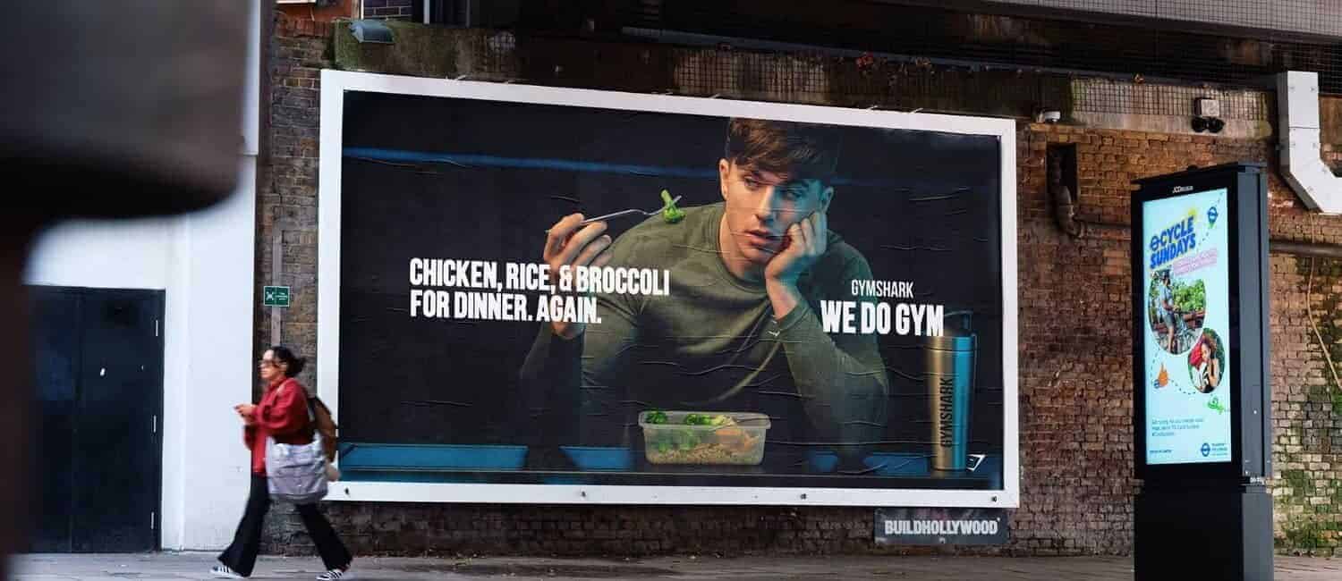 A large advertisement shows a person holding broccoli and a container with chicken and rice, promoting a fitness lifestyle.
